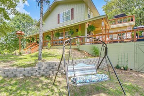 House (3 Bedrooms) | Interior - Outdoor Entertainment Area: Scenic Hot Springs Gem (Hot Springs)