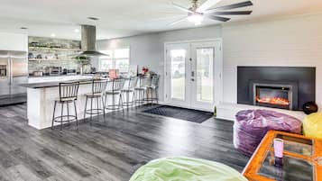 House (5 Bedrooms) | Interior