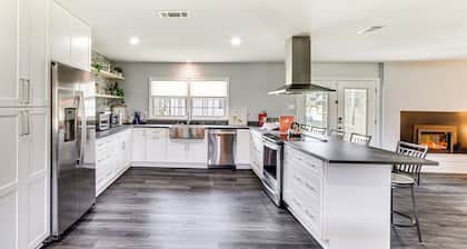 Group-friendly Home w/ Game Room in Albany!