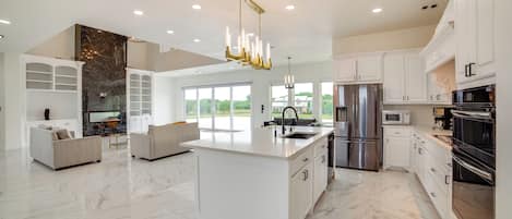 House (5 Bedrooms) | Interior