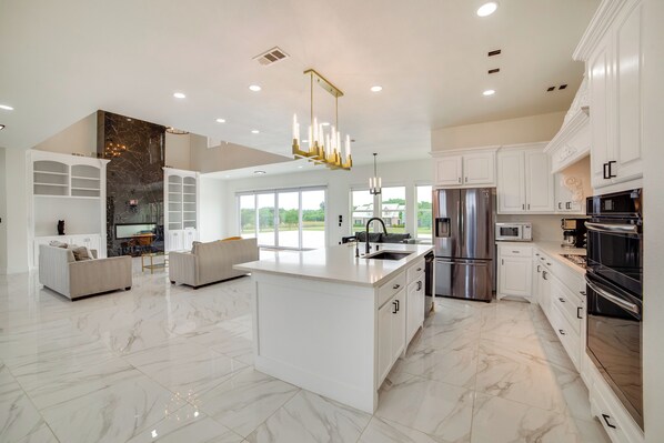 House (5 Bedrooms) | Interior