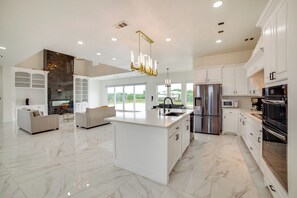 House (5 Bedrooms) | Interior