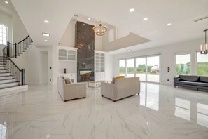 House (5 Bedrooms) | Interior
