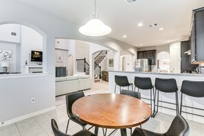 House (5 Bedrooms) | Interior