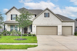 House (5 Bedrooms) | Interior - Grand Family Home w/ Patio & Fenced Yard in Arcola (Rosharon)