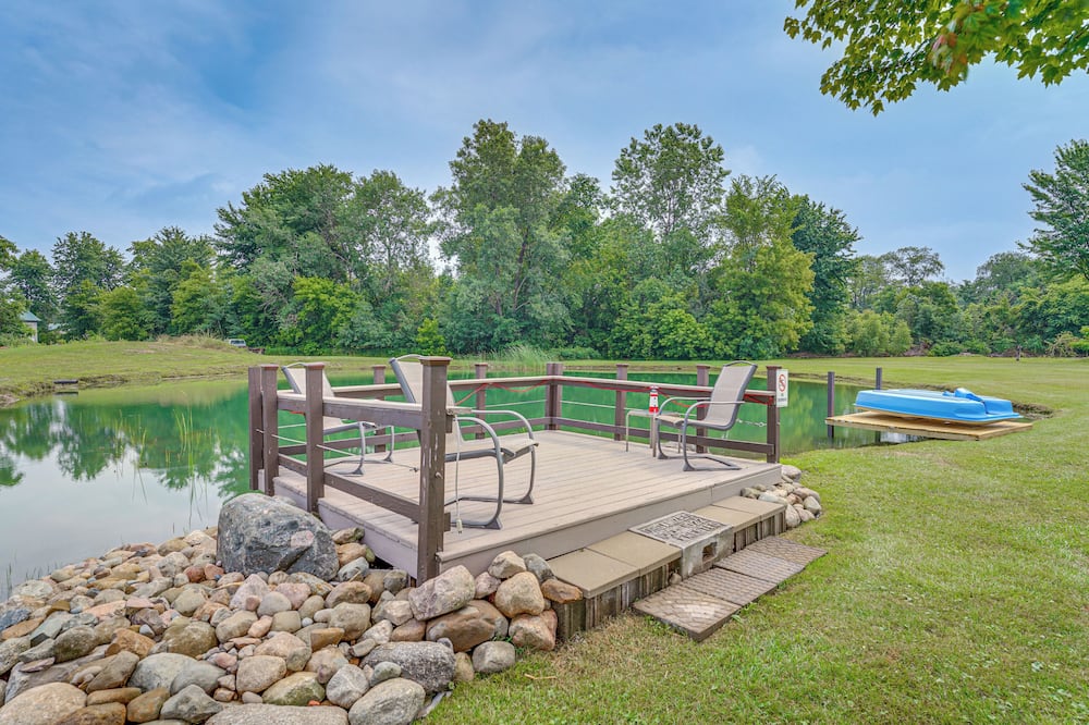 1 Block to Lake Huron: Pet-friendly Apt w/ Kayaks - Avoca, MI