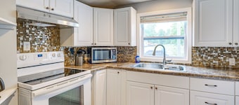 1 Block to Lake Huron: Pet-friendly Apt w/ Kayaks