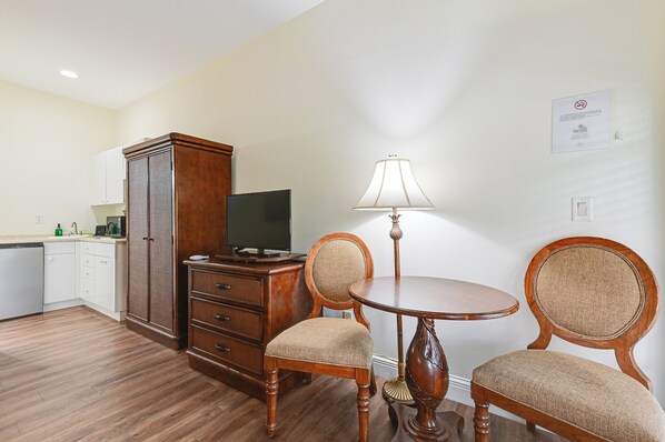 Apartment (0 Bedroom) | Interior - Dock, Pool & Tennis Courts: Naples Resort Retreat! (Naples)