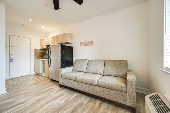 Apartment (0 Bedroom) | Interior - POI Resort Studio Near Everglades + Marina Access (Naples)