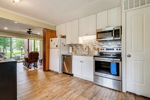 Apartment (1 Bedroom) | Interior - Walk to Lake Conroe - Condo w/ Community Perks! (Montgomery)