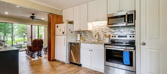 Walk to Lake Conroe - Condo w/ Community Perks!