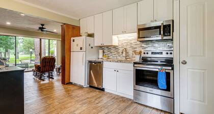 Walk to Lake Conroe - Condo w/ Community Perks!