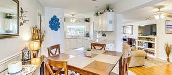 1 Mi to Lake Jackson: Home w/ Screened Patio!