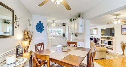 1 Mi to Lake Jackson: Home w/ Screened Patio!