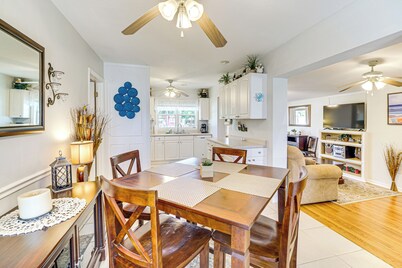 1 Mi to Lake Jackson: Home w/ Screened Patio!