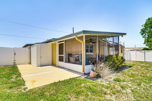 1 Mi to Lake Jackson: Home w/ Screened Patio!