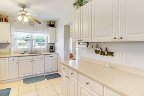 House (2 Bedrooms) | Interior - 1 Mi to Lake Jackson: Home w/ Screened Patio! (Sebring)