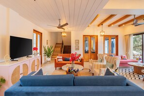 Een 55-inch flatscreentelevisie met kabelzenders