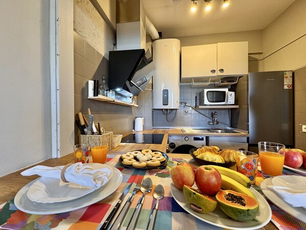 Fridge, microwave, oven, coffee/tea maker