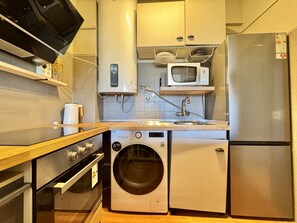 Fridge, microwave, oven, coffee/tea maker