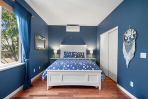 Iron/ironing board, bed sheets