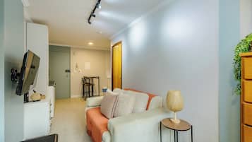 Basic Apartment | Living area