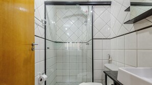 A modern bathroom with a glass shower enclosure, a toilet, and a sink. - Apto 1Q 350m do PQ. Bosque do Sudoeste - SVS0219 (Sudoeste e Octogonal)