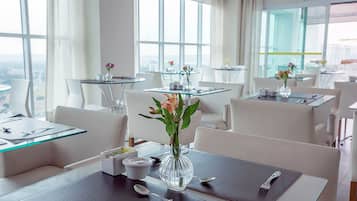 Basic Apartment | Dining