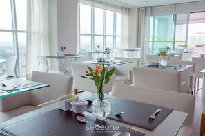 Basic Apartment | Dining