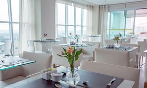 Basic Apartment | Dining