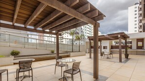 ベーシック アパートメント | 屋外ダイニングエリア