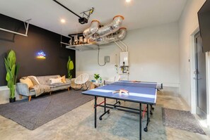 4 bedrooms, Internet - Rooftop Views Ping Pong Lounge Near Downtown Nashville (Nashville)