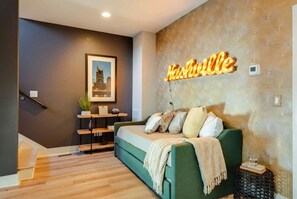 4 bedrooms, Internet - Rooftop Views Ping Pong Lounge Near Downtown Nashville (Nashville)