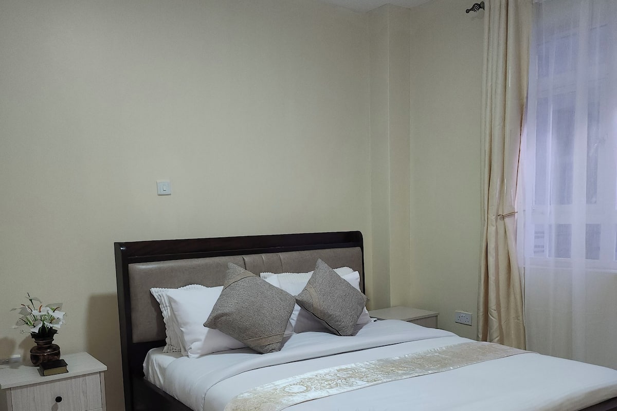 Desk, laptop workspace, iron/ironing board, free WiFi