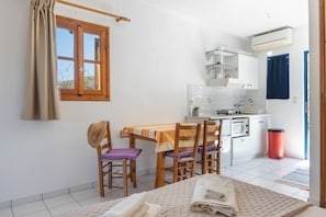 Interior - Studio Apartment '1' with Sea View, Wi-Fi and Air Conditioning (Kea)