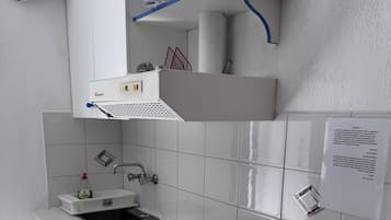 Refrigerador, horno, placa de cocina, utensilios de cocina