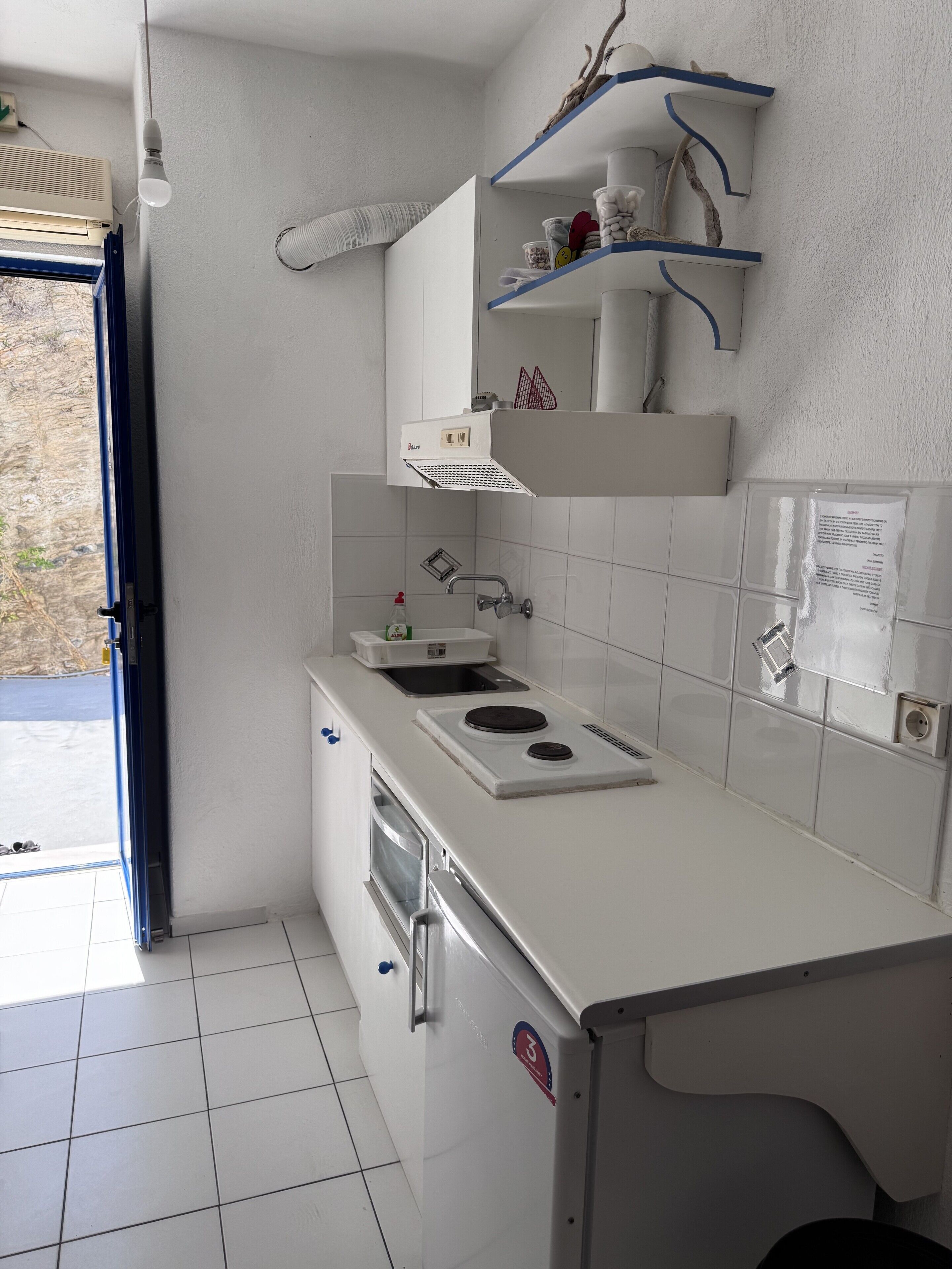 Refrigerador, horno, placa de cocina, utensilios de cocina