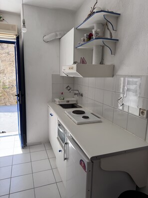 Kühlschrank, Ofen, Herdplatte, Kochgeschirr/Geschirr/Besteck