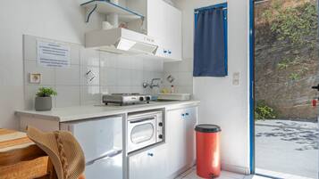 Kühlschrank, Ofen, Herdplatte, Kochgeschirr/Geschirr/Besteck
