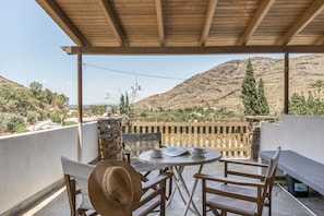 Outdoor dining - Studio Apartment '5' with Sea View, Wi-Fi and Air Conditioning (Kea)