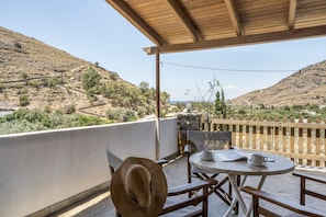 Outdoor dining - Studio Apartment '5' with Sea View, Wi-Fi and Air Conditioning (Kea)