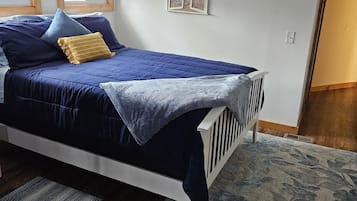 2 bedrooms, desk, iron/ironing board, WiFi