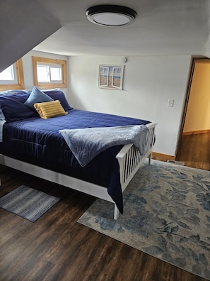 2 bedrooms, desk, iron/ironing board, WiFi