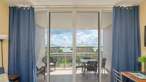 Een kamer met een schuifglazen deur naar een terras.