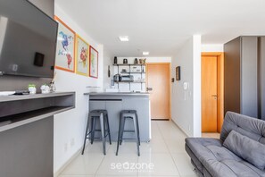 Apartament bàsic | Sala d'estar | Televisor intel·ligent de 32 polzades amb canals digitals