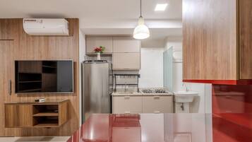 Eenvoudig appartement | Privékeuken | Kookgerei, borden en bestek