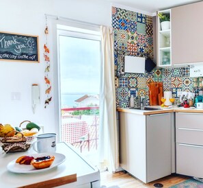 Microwave, oven, stovetop - Romantic apartment at the top of the castle with river view (Lisboa)
