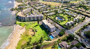 Vista aérea do Resort KOA com praia, vários edifícios e área de piscina.