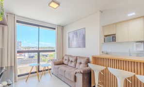 Apartamento básico | Zona de estar | Smart TV de 32 pulgadas con canales digitales
