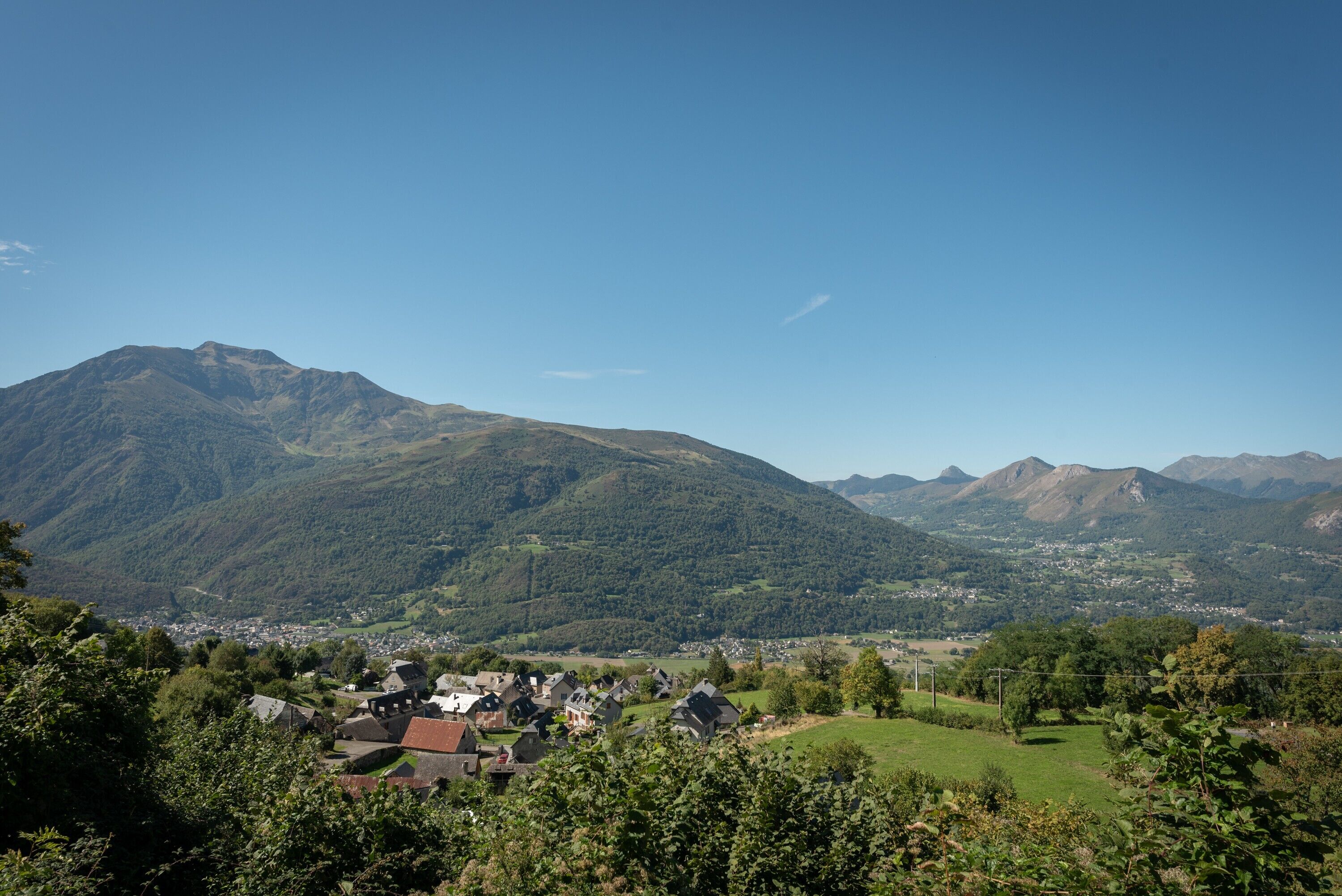 Un paysage montagneux avec un village situé dans la vallée.